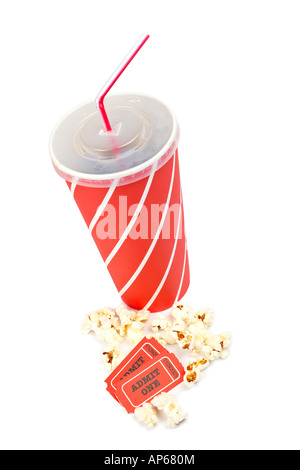 Popcorn zwei Tickets und Soda auf weißem Hintergrund Stockfoto