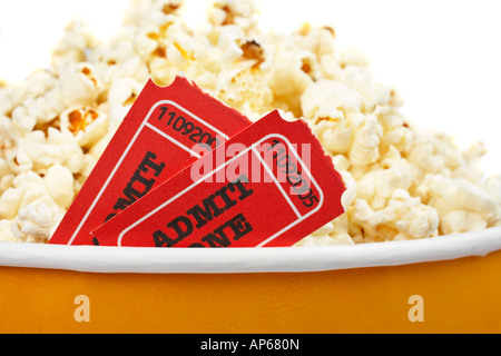 Detail des Popcorns in einen Eimer und zwei Tickets über einen weißen Hintergrund Tickets im Fokus und flachen DOF Stockfoto