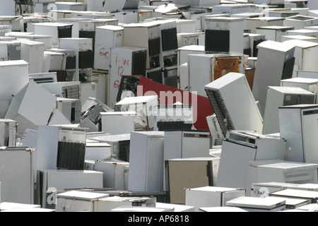 Kühlschränke warten auf de Vergasung bei Barnfield Straße recycling-Zentrum in Swindon, Wiltshire Stockfoto