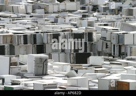 Kühlschränke warten auf de Vergasung bei Barnfield Straße recycling-Zentrum in Swindon, Wiltshire Stockfoto