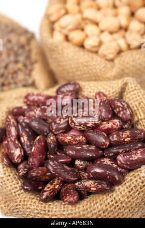 Leinensack mit roten Bohnen über einem weißen Hintergrund flachen DOF Stockfoto