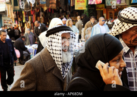 Männer und Frauen in der Nähe von Damaskus-Tor in der Altstadt von Jerusalem Stockfoto