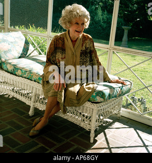 Amerikanischen Stand-up Comedian und Schauspielerin Phyllis Diller in ihrem Haus in Los Angeles Stockfoto