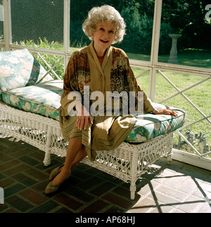 Amerikanischen Stand-up Comedian und Schauspielerin Phyllis Diller in ihrem Haus in Los Angeles Stockfoto