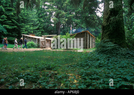 Besucher betreten das Fort Clatsop Replikat im Wald südlich von Astoria, auf der Küste von Oregon. Stockfoto