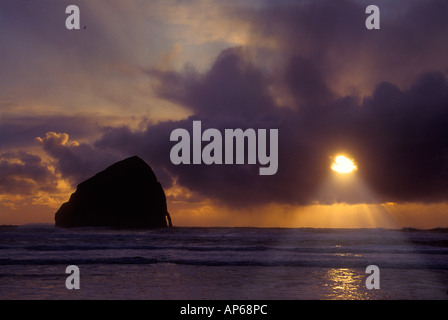 USA, Oregon Coast, Sonnenuntergang über dem Pazifischen Ozean aus Cape Kiwanda Stockfoto