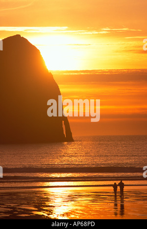 USA, Oregon Coast Besucher beobachten, wie die Sonne am Cape Kiwanda Stockfoto