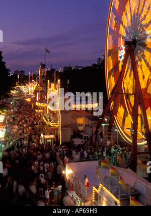 USA, Oregon, Portland, Menschenmassen genießen die Fahrten von der Family Fun Center im Waterfront Park während das Rosenfest Stockfoto