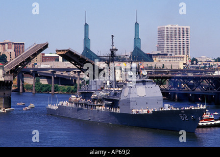 USA, Oregon, Portland, Fleet Week das Rosenfest, Marineschiff schweben unter der Burnside Bridge entlang Willamette River Stockfoto