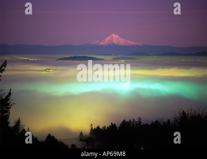 USA, Oregon, Portland, Willamette River Tal in einen dichten Nebel-Abdeckung Stockfoto