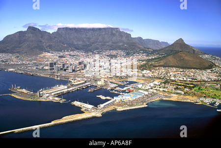 Die Stadt Kapstadt und den Tafelberg aus der Luft gesehen. Dieses Bild war zuvor als Bild A73840 zur Verfügung. Stockfoto