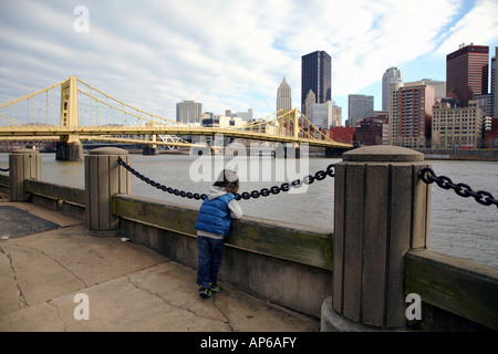 Junge blickt auf dem Allegheny River und die Skyline der Stadt, Pittsburgh, PA, USA Stockfoto