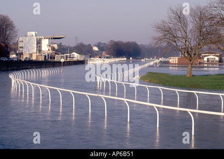 WORCESTER RENNBAHN IN DIE FLUTEN WORCESTERSHIRE ENGLAND UK Stockfoto