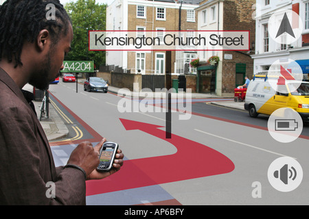 ein Mann mit einem Satelliten-Navigationssystem Richtungen in Westlondon finden Stockfoto