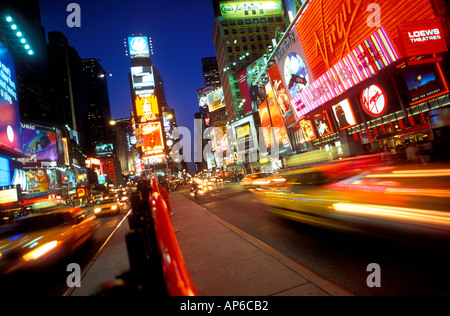 NEW YORK 1990er Retro MANHATTAN Vintage Times Square Neonlichter Straßenverkehr Taxis die Leute verwimmen Nacht NY America USA Vintage Retro Americana Stockfoto