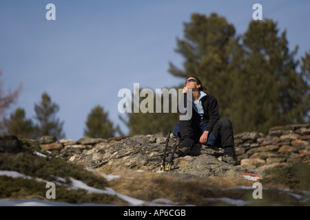 junge Frau Wanderer sitzen in der Kontemplation auf Bergweg, Italien Stockfoto