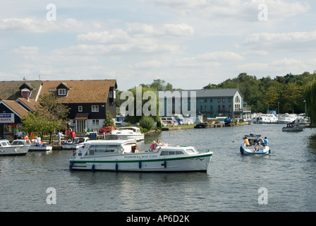 Der Blick auf den Fluss Bure von der Wroxham Bridge, Norfolk, England Stockfoto