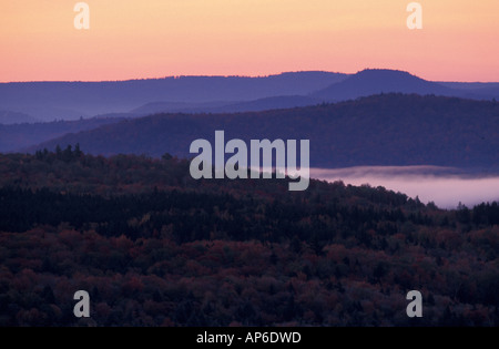 Peru, VT-Sonnenaufgang in der Green Mountain National Forest. In der Nähe von Bromley Skigebiet. Stockfoto