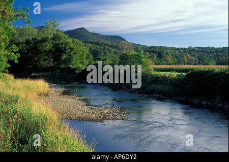 Waitsfield, VT Mad River Valley. Grüne Berge. Landwirtschaftliche Betriebe. Mad River Greenway. Stockfoto