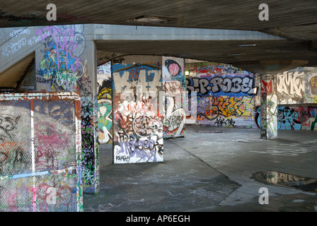 Graffiti im Keller von Gebäuden auf der Londoner Southbank Stockfoto