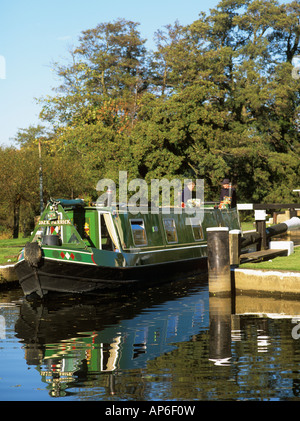 Grüne 15-04 in TRIGGS SPERREN Jack Merrick südwärts auf Wey Navigation. Sutton Green Surrey England Großbritannien Großbritannien Stockfoto