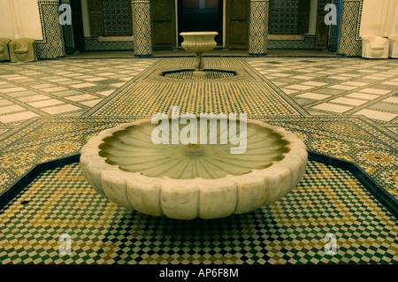 Wanne voll Wasser in der luxuriösen Hammam im Musée de Marrakech national Museum von Marrakesch Marokko Stockfoto