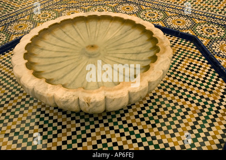 Wanne voll Wasser in der luxuriösen Hammam im Musée de Marrakech national Museum von Marrakesch Marokko Stockfoto