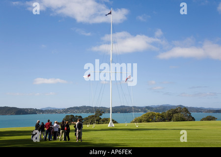 Touristen von historischen Marine Flagstaff, wo des Vertrags von Waitangi National Reserve im Vertrag Haus Garten Unterzeichnung. Neuseeland Stockfoto