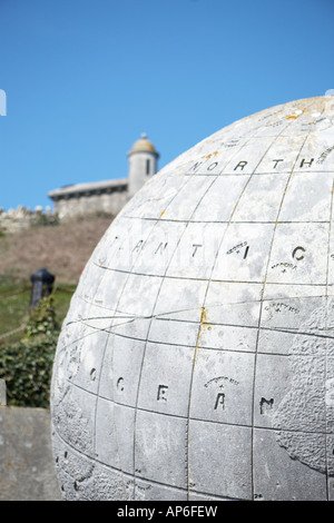 Der 40-Tonnen Kalkstein Globe and Durlston Castle im Durlston Head, in der Nähe von Swanage, Isle of Purbeck, Dorset, England, UK. Stockfoto