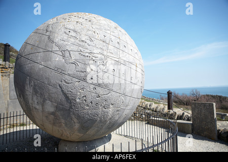 Die 40 Tonnen Kalkstein Globus im Durlston Head, in der Nähe von Swanage, Isle of Purbeck, Dorset, England, UK. Stockfoto