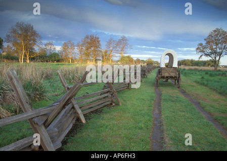 Eine Replik Wagen bei Sonnenaufgang entlang der Original Oregon Trail, finden Sie unter Whitman-Mission National Historic Site. Stockfoto