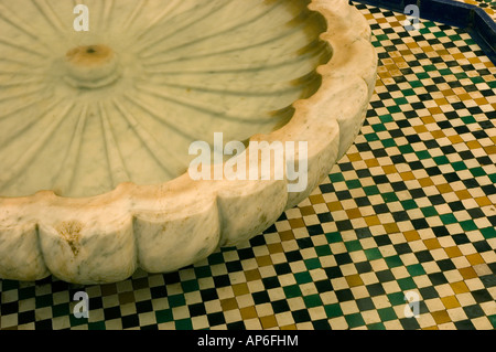 Detail der Wanne voll Wasser in der luxuriösen Hammam im Musée de Marrakech national Museum von Marrakesch Marokko Stockfoto