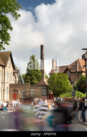 Menschenmenge bildet am Trinity Street für 2007 Dorchester Stadt Karneval, Dorset, England, Großbritannien. Stockfoto