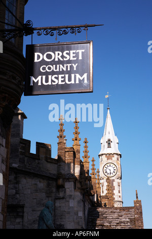 Dorset County Museum Zeichen und Rathaus-Turmuhr bei hohen West Street im Dorchester Stadt Dorset county England UK Stockfoto