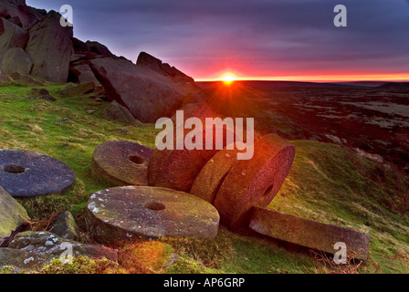 Sonnenaufgang über Mühlsteine unter Stanage Edge über Hathersage, Peak District National Park, Derbyshire, England, Vereinigtes Königreich Stockfoto