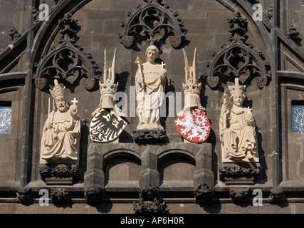 Gruppe von Statuen - Karlsbrücke - Detail alten Altstädter Brückenturm Stockfoto