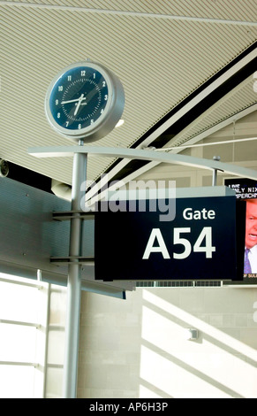 Tor A54 Zeichen und Uhr am Terminal EM Flughafen Detroit, Michigan, USA Stockfoto