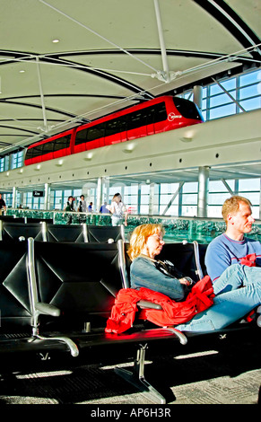 Der mono Rail-Shuttle fährt über die Abfahrt terminal EM s Flughafen Detroit Stockfoto