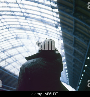 Sir John Betjeman Statue St. Pancras International Bahnhof London, England, UK KATHY DEWITT Stockfoto