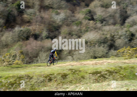 Off Road Radfahrer ▄bersicht ein Hügel in der Nähe Meldon Reservoir im Dartmoor National Park Devon England Stockfoto