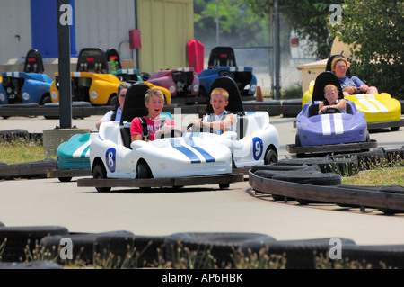 Nervenkitzel-Karren Rennen rund um eine Spur der Six Flags Kentucky Kingdom Amusement Park Stockfoto