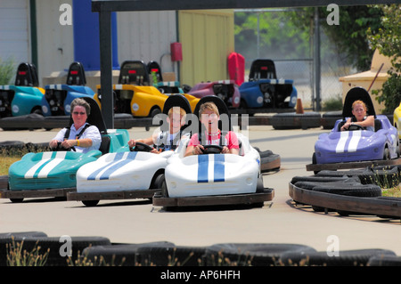 Nervenkitzel-Karren Rennen rund um eine Spur der Six Flags Kentucky Kingdom Amusement Park Stockfoto