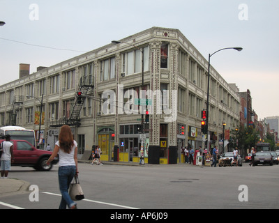 Frau über die Straße vor dem Flatiron building Chicago Stockfoto