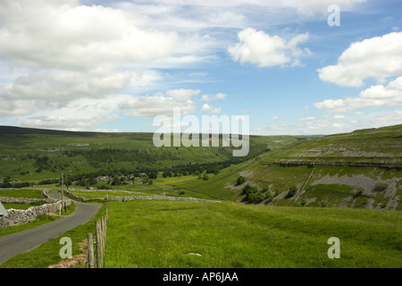 Straßenlauf durch die kahlen Hügel des englischen North Yorkshire Dales National Park Stockfoto