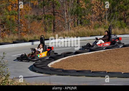 Mutter und Tochter Rennen einander in Gokarts über Eck Stockfoto