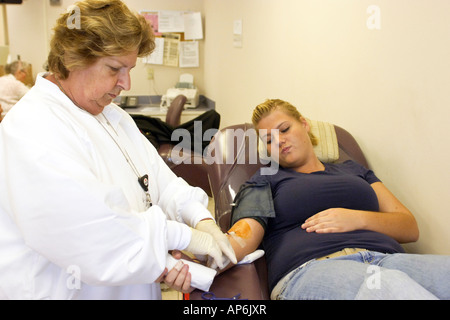 Teenager-Mädchen Blutspenden an das amerikanische Rote Kreuz Ortszentrum in Port Huron Michigan MI Stockfoto