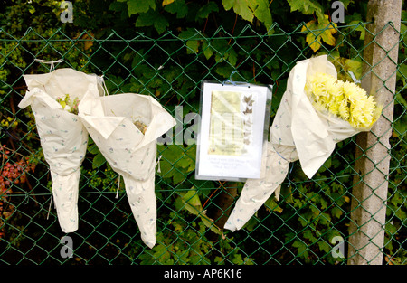 Am Straßenrand Denkmal am Tatort eines tödlichen Unfalls in Cwmbran Gwent South Wales UK GB Stockfoto