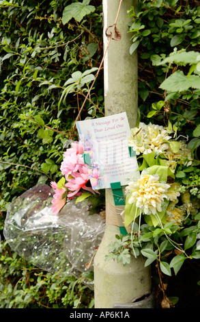 Am Straßenrand Denkmal am Tatort eines tödlichen Unfalls in Cwmbran Gwent South Wales UK GB Stockfoto