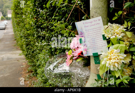 Am Straßenrand Denkmal am Tatort eines tödlichen Unfalls in Cwmbran Gwent South Wales UK GB Stockfoto