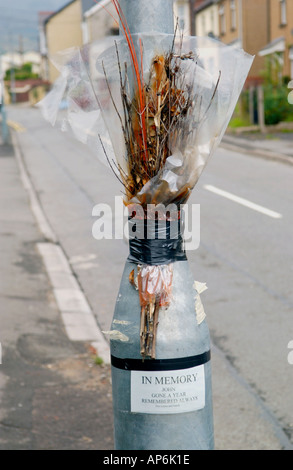 Am Straßenrand Denkmal am Tatort eines tödlichen Unfalls in Cwmbran Gwent South Wales UK GB Stockfoto